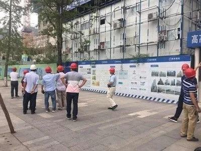 藍光地產(chǎn)集團領(lǐng)導在易德筑重慶分公司帶領(lǐng)下參觀易德筑產(chǎn)品